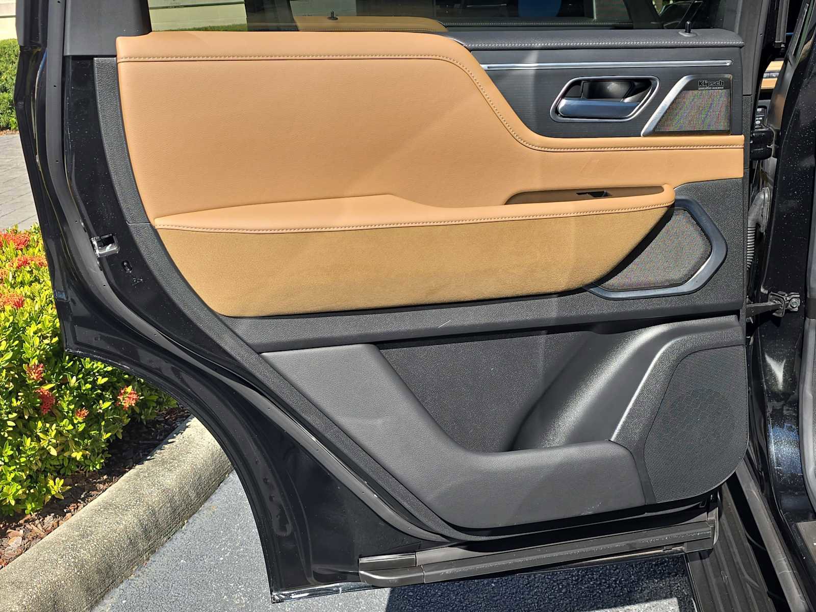 Certified 2025 INFINITI QX80 Sensory image 10