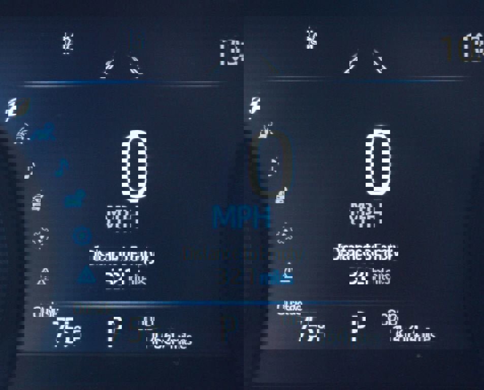 Used 2025 Toyota Sienna LE image 4