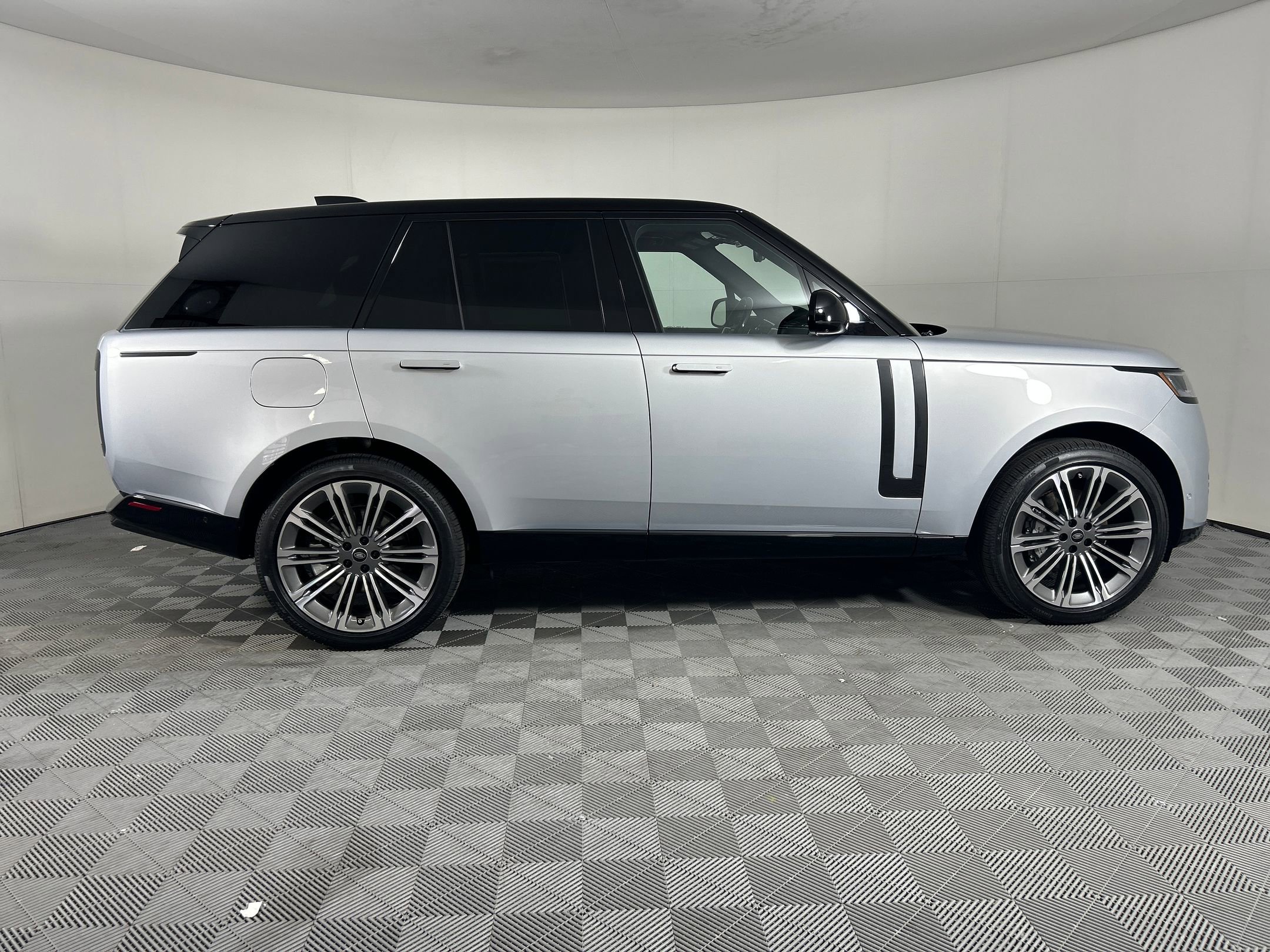 New 2025 Land Rover Range Rover SE image 6