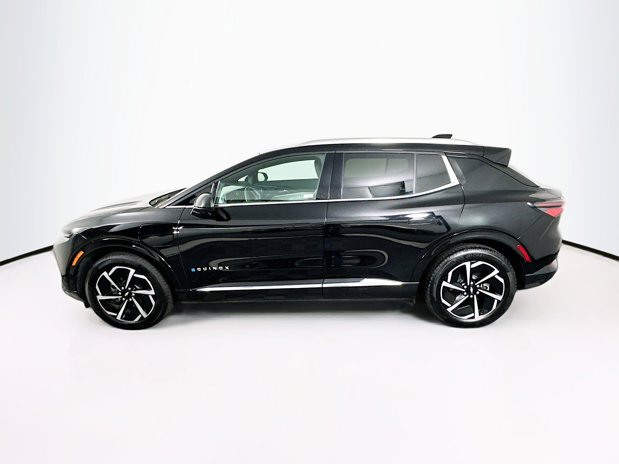 Used 2025 Chevrolet Equinox EV LT FWD image 4
