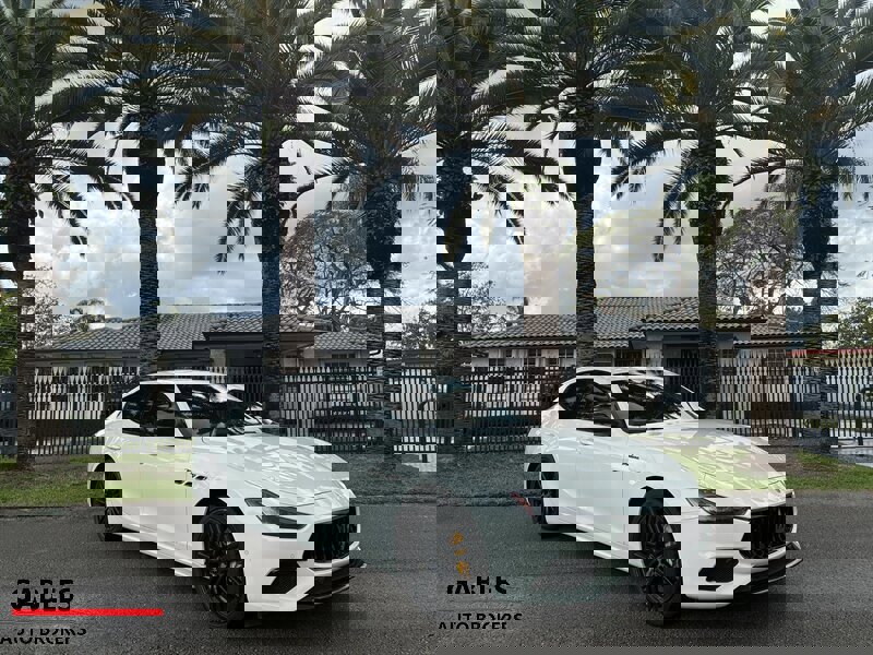 Used 2023 Maserati Ghibli Modena image 1