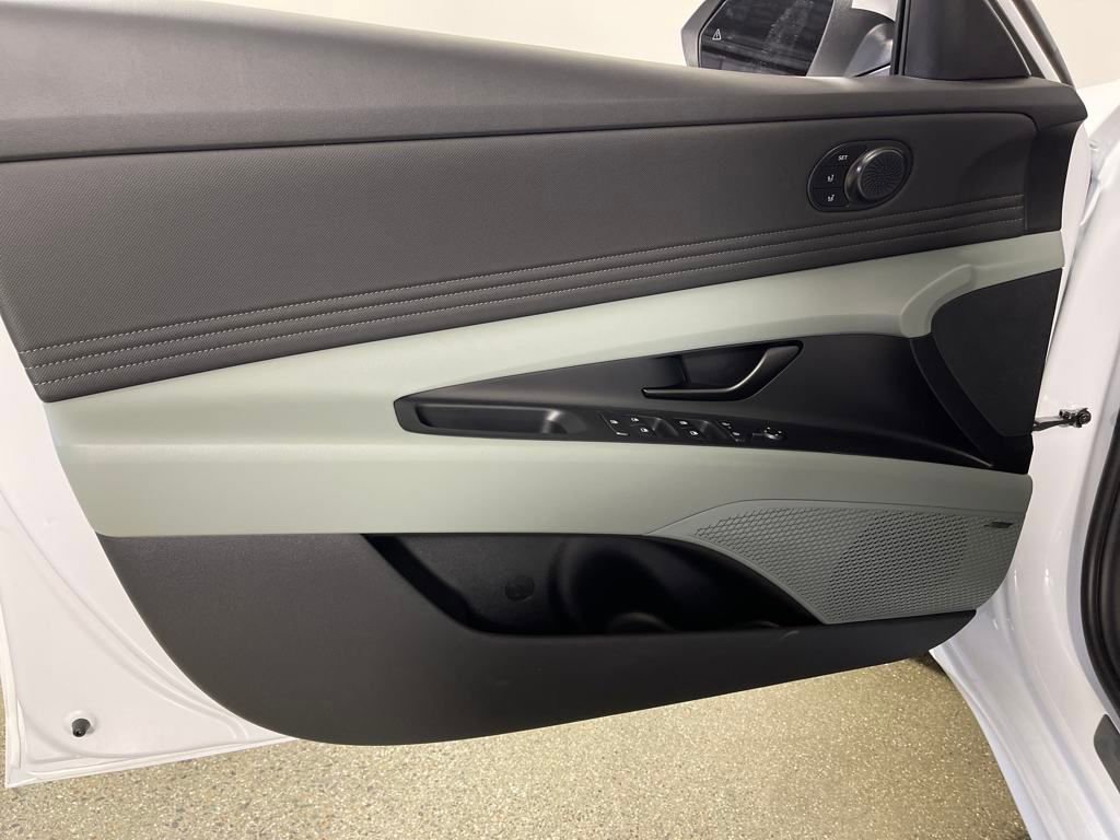 New 2025 Hyundai Elantra Limited image 19