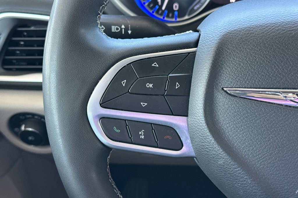Used 2023 Chrysler Pacifica Touring-L FWD image 34