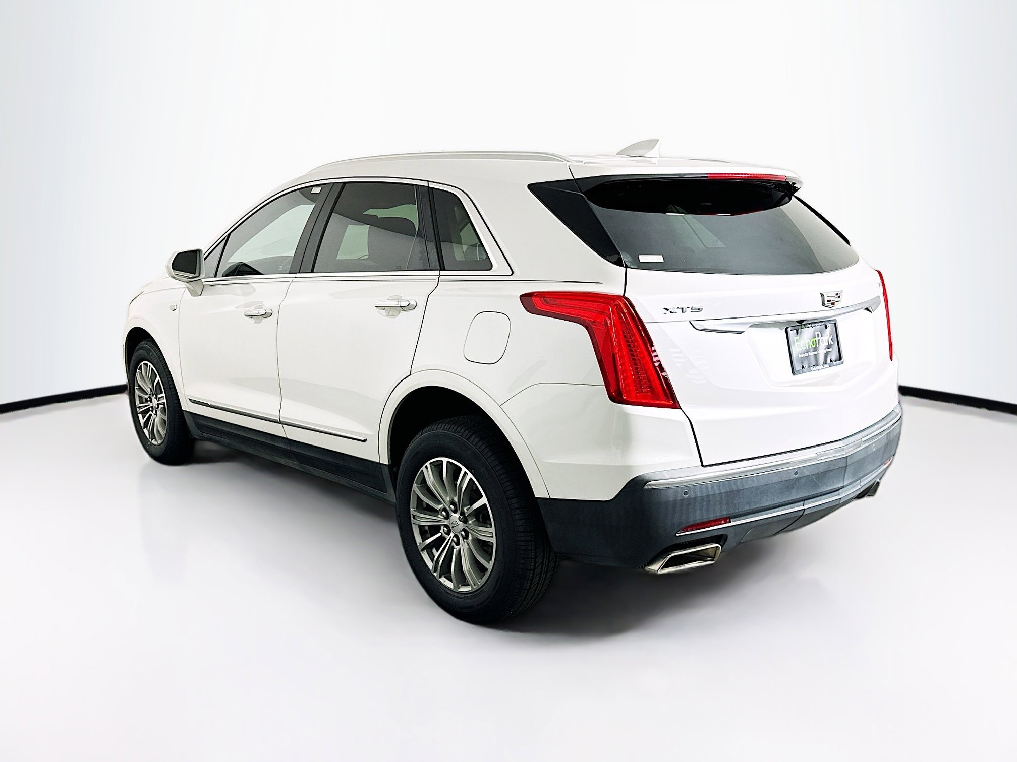 Used 2018 Cadillac XT5 Luxury w/ Driver Awareness Package FWD image 5
