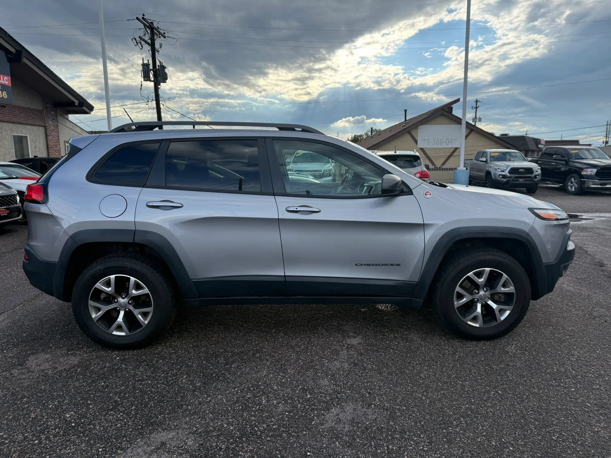 Used 2014 Jeep Cherokee Trailhawk w/ Comfort/Convenience Group AWD/4WD image 9