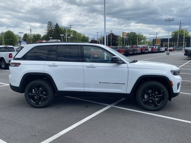 New 2025 Jeep Grand Cherokee Limited w/ Black Appearance Package image 9