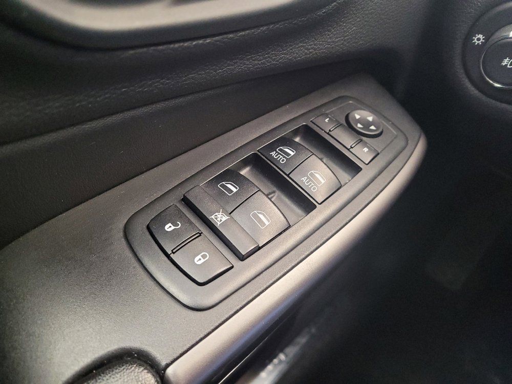 Used 2019 Jeep Cherokee Limited image 27