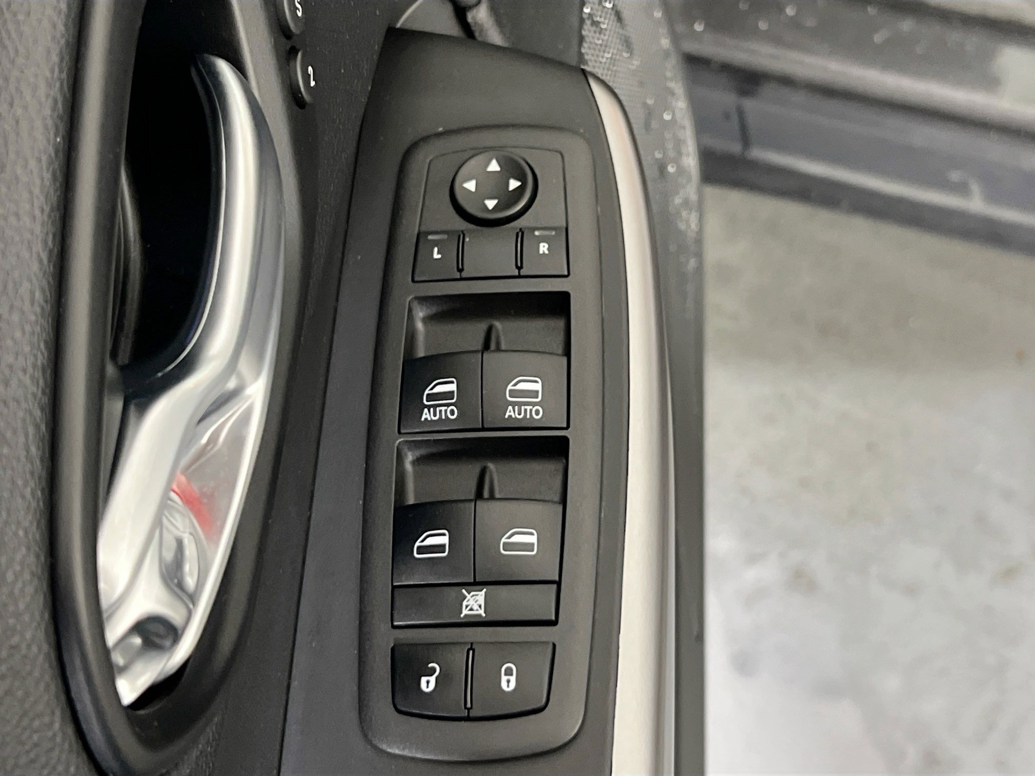 Used 2022 Jeep Cherokee Limited image 17