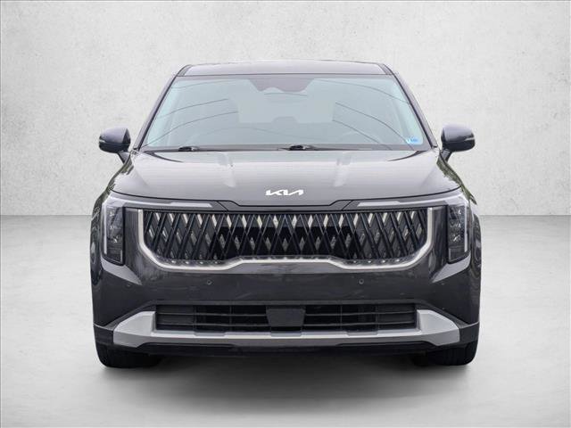 Used 2025 Kia Carnival image 2