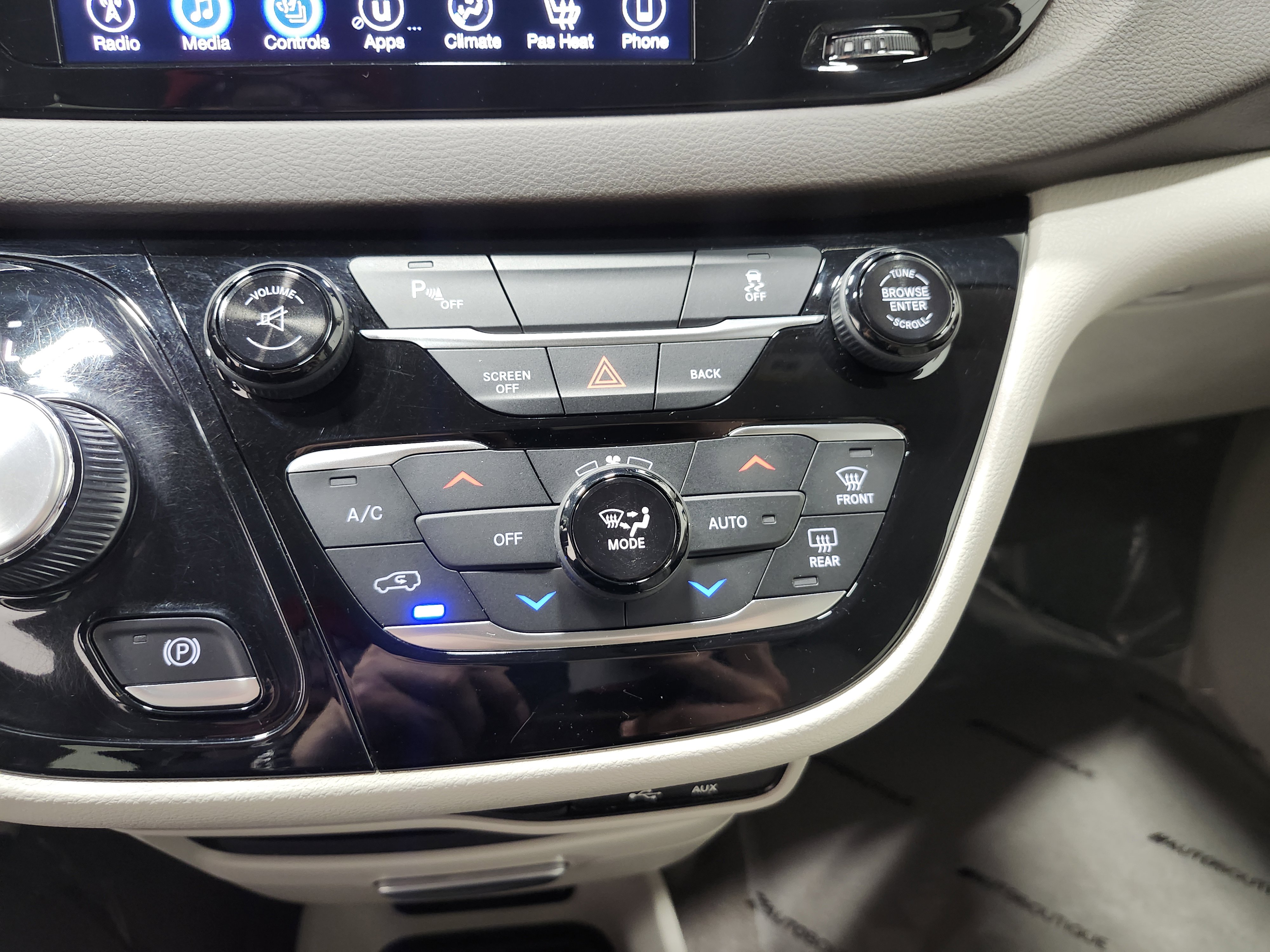 Used 2017 Chrysler Pacifica Touring-L w/ Tire & Wheel Group image 30