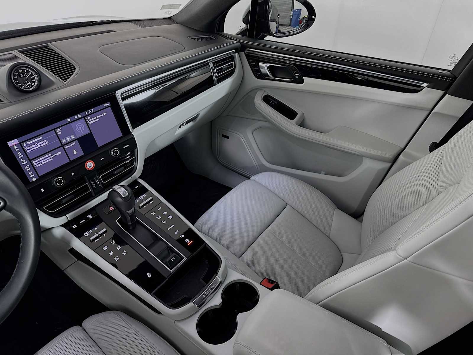 Certified 2025 Porsche Macan image 25