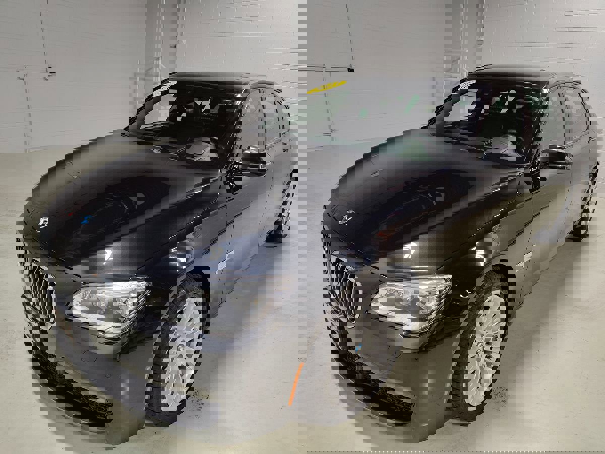 Used 2013 BMW 750Li xDrive image 17