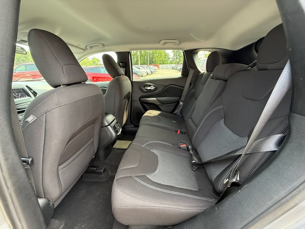 Used 2020 Jeep Cherokee Latitude AWD/4WD image 24
