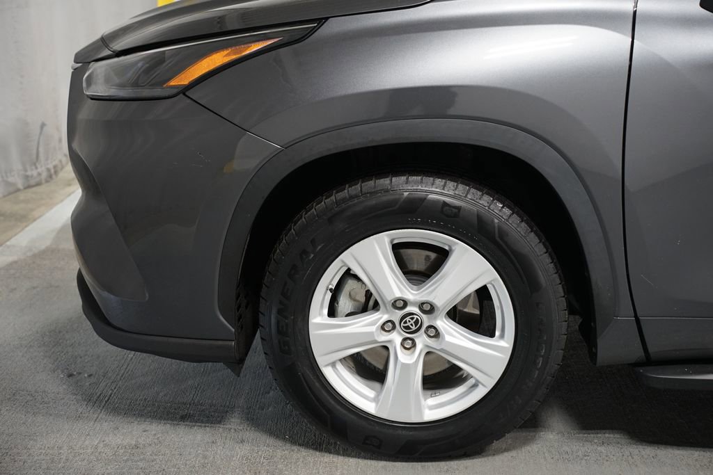 Used 2023 Toyota Highlander LE image 5