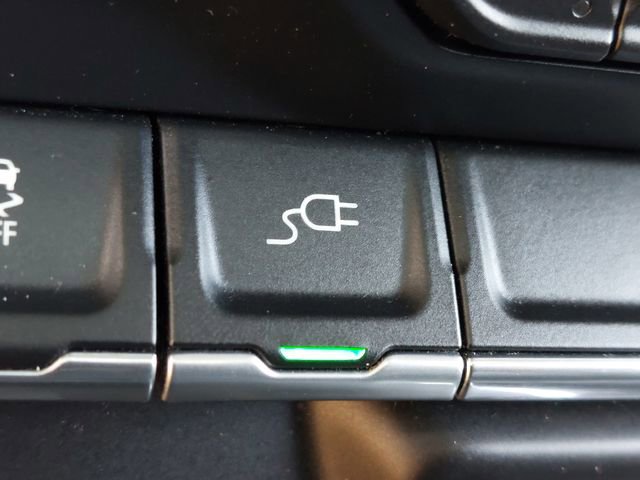 Used 2020 Chevrolet Silverado 1500 LTZ w/ LTZ Premium Package image 32