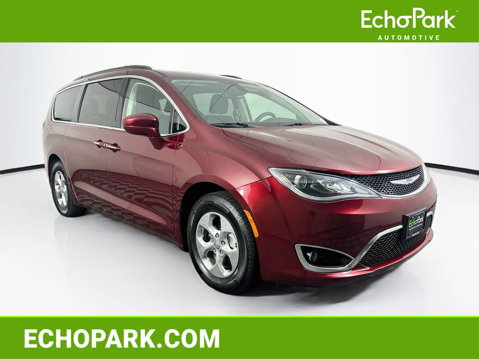 Used 2020 Chrysler Pacifica Touring FWD image 1