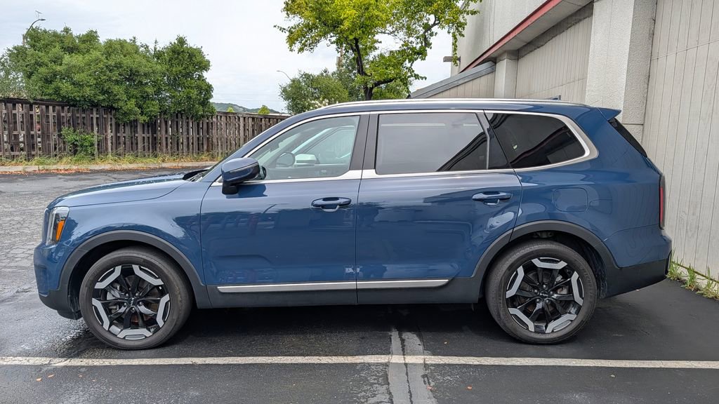 Used 2023 Kia Telluride EX w/ EX Captain's Chair Package image 2