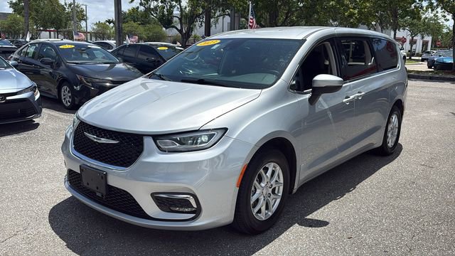 Used 2023 Chrysler Pacifica Touring-L FWD image 3