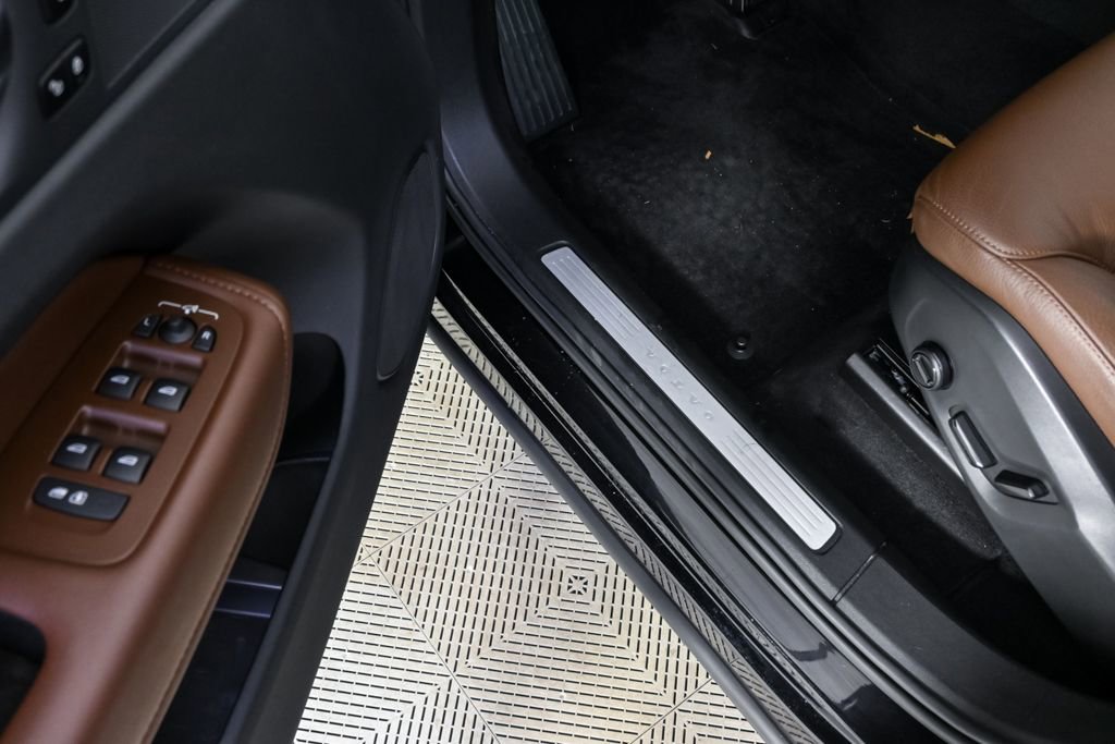 Certified 2023 Volvo XC60 B5 Plus w/ Climate Package image 9