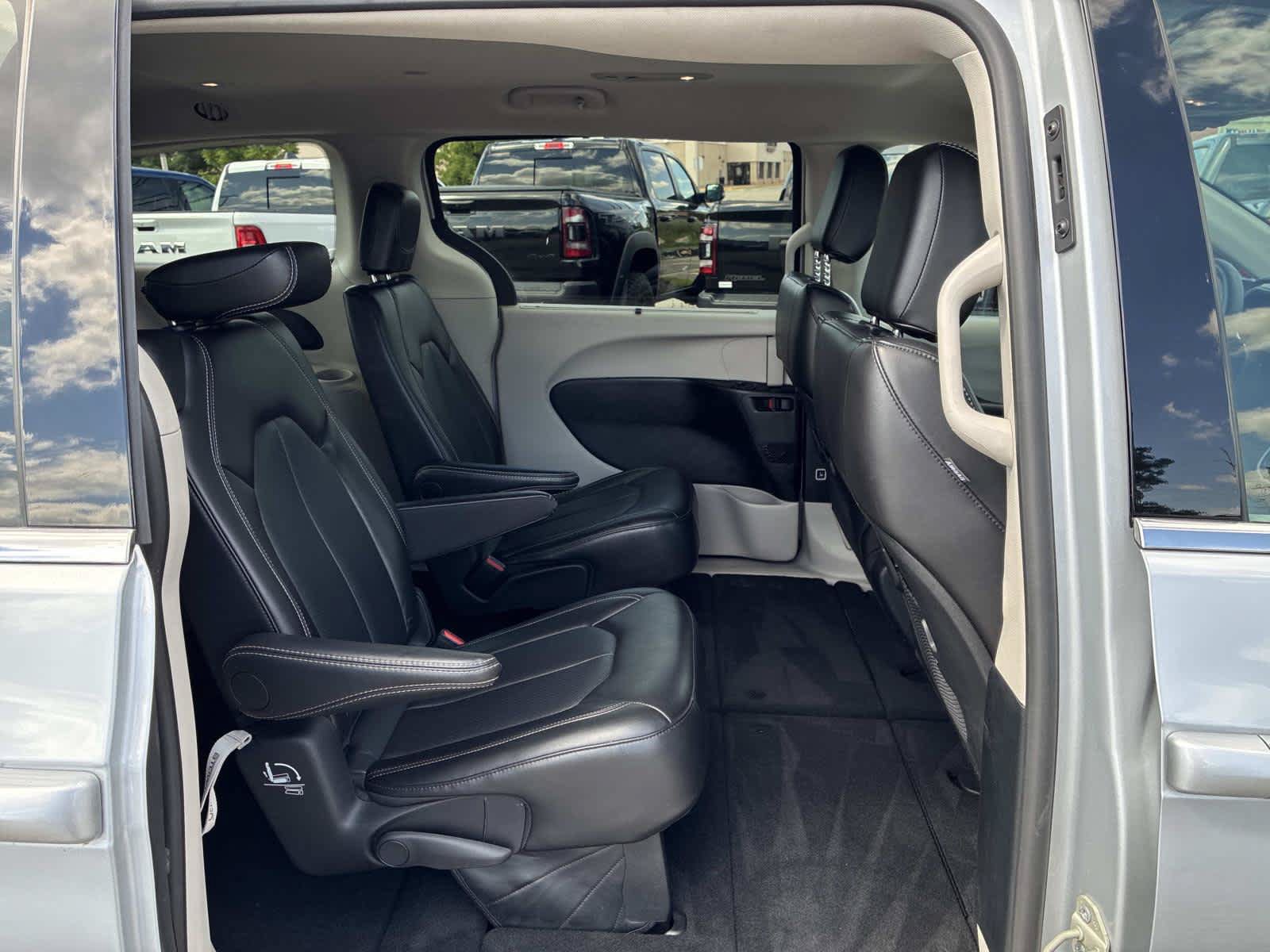 Certified 2024 Chrysler Pacifica Touring-L FWD image 10