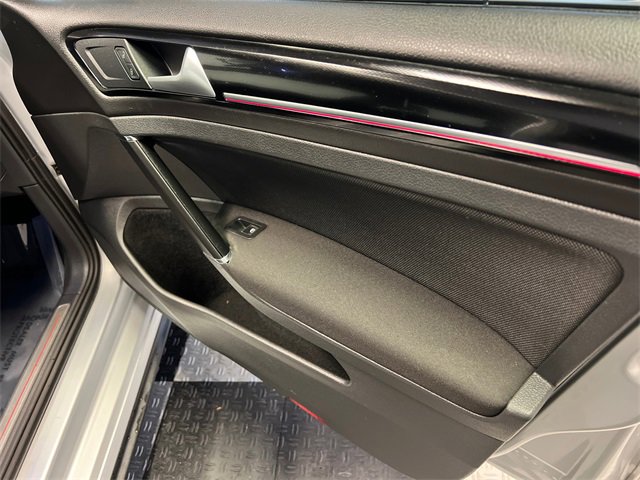 Used 2017 Volkswagen Golf S image 11