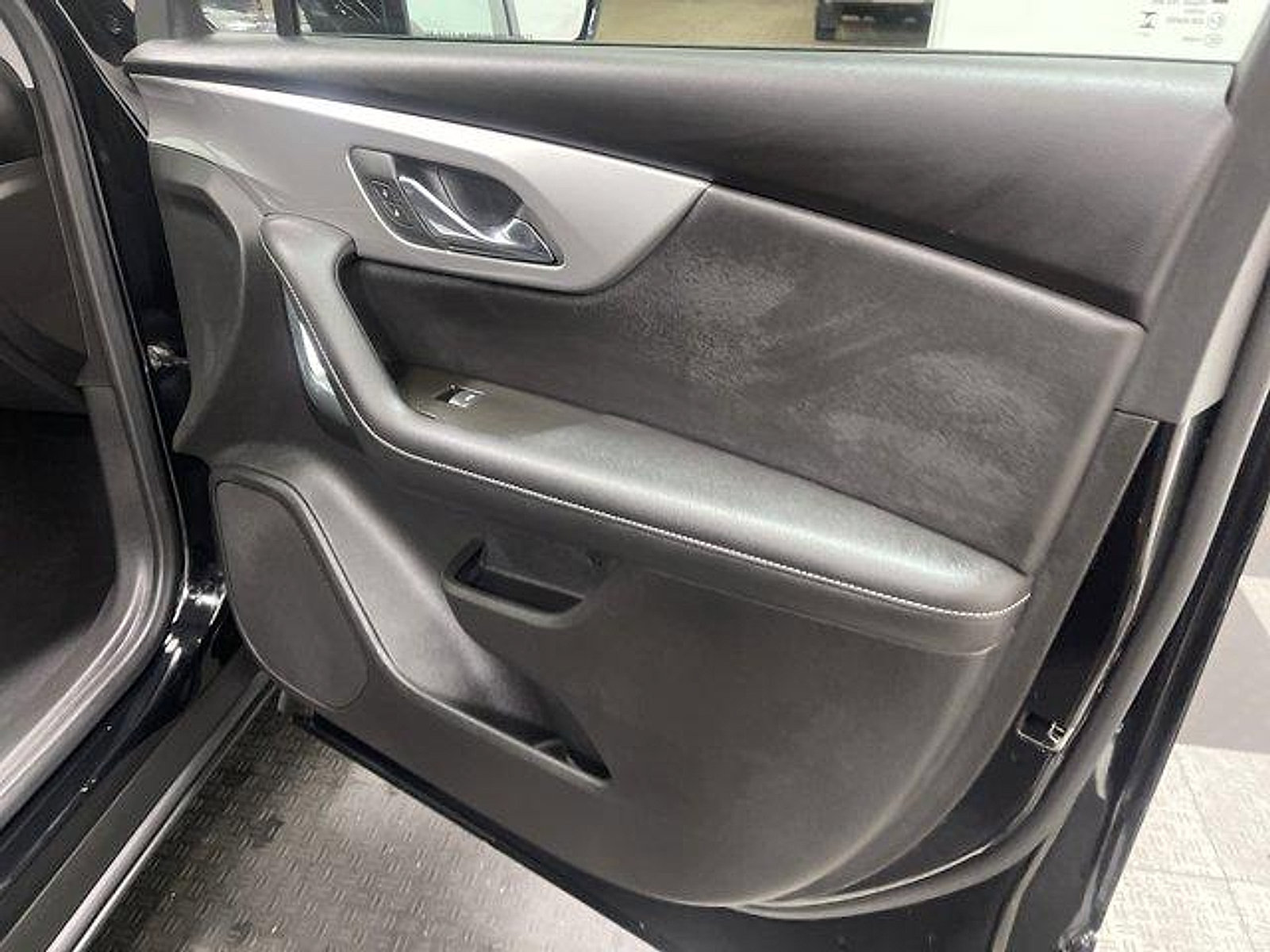 Used 2025 Chevrolet Equinox LT w/ Convenience Package II FWD image 18