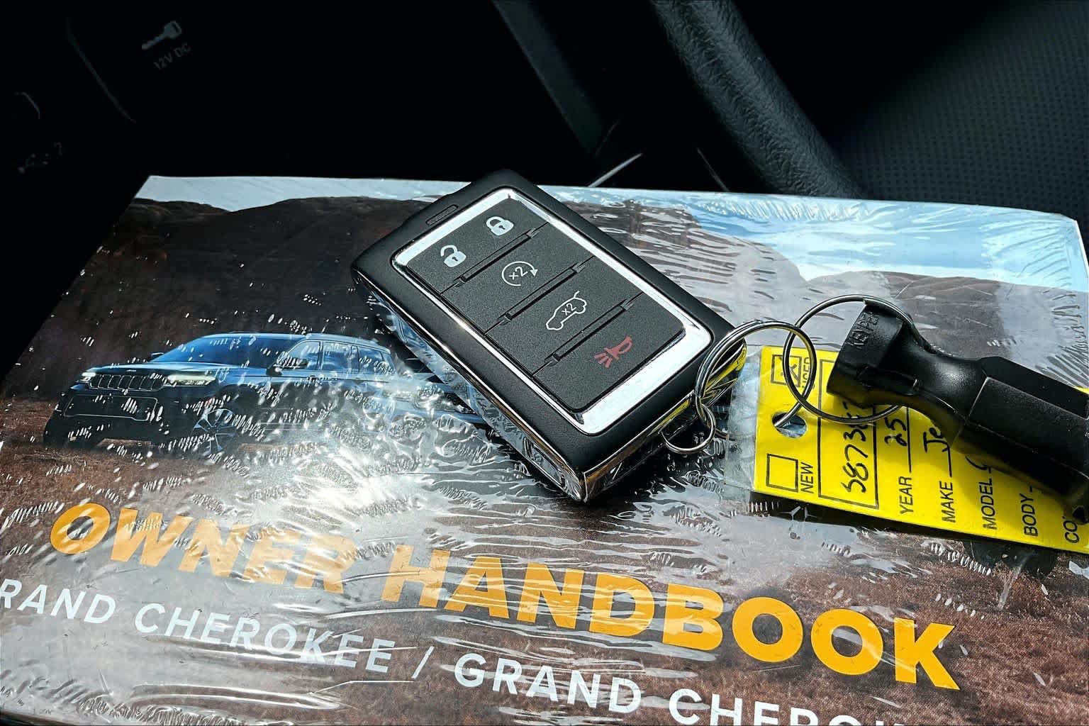 Used 2025 Jeep Grand Cherokee Summit AWD/4WD image 15