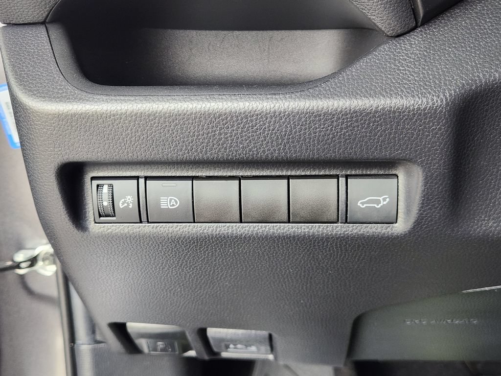 Used 2021 Toyota RAV4 XLE w/ Convenience Package FWD image 19