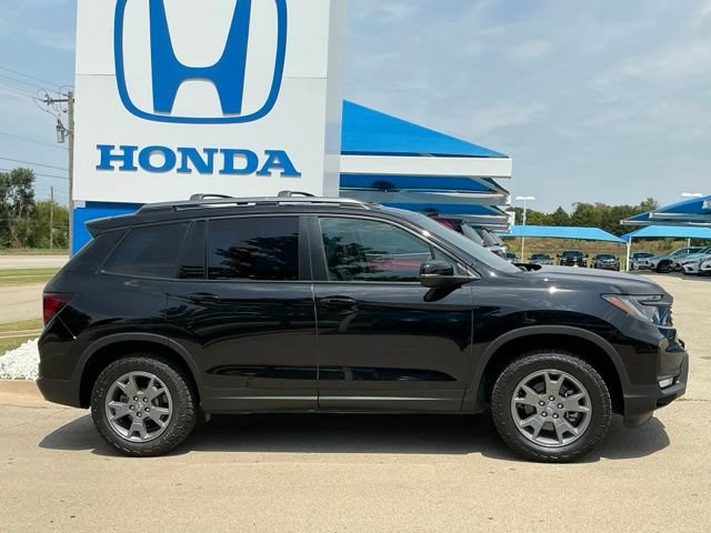 Used 2025 Honda Passport TrailSport image 2