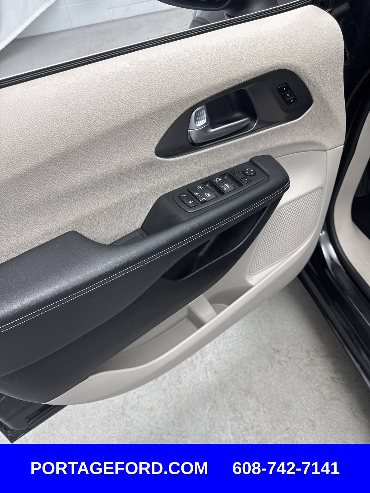 Used 2023 Chrysler Pacifica Touring-L FWD image 13