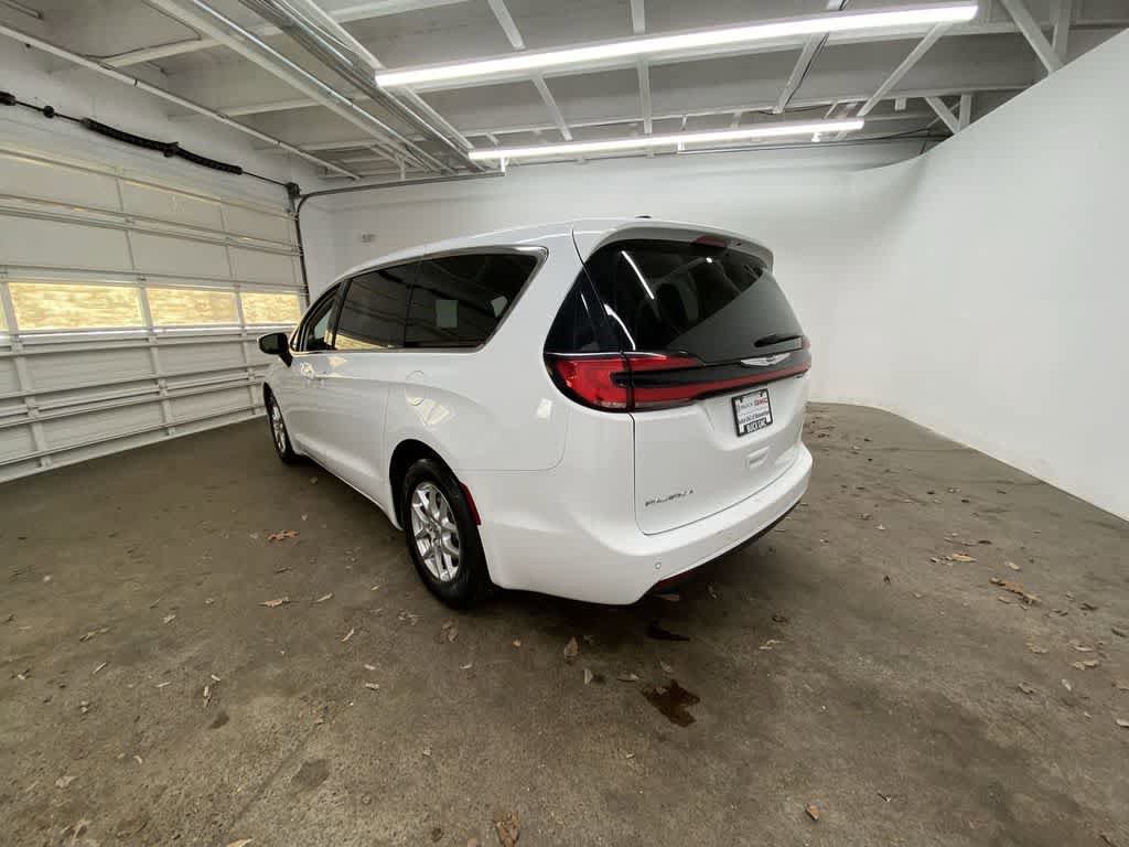 Used 2023 Chrysler Pacifica Touring-L image 4