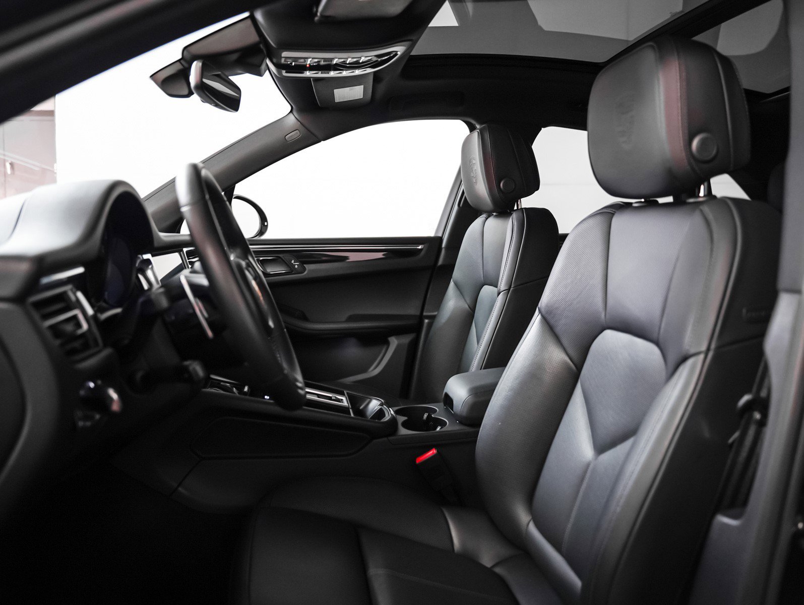 Certified 2025 Porsche Macan S image 5