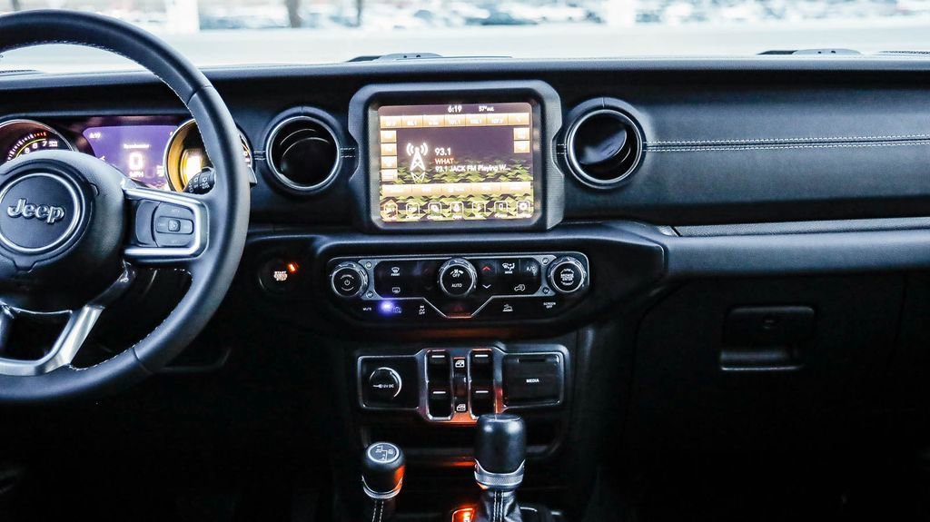Used 2023 Jeep Wrangler Unlimited Sahara AWD/4WD image 16