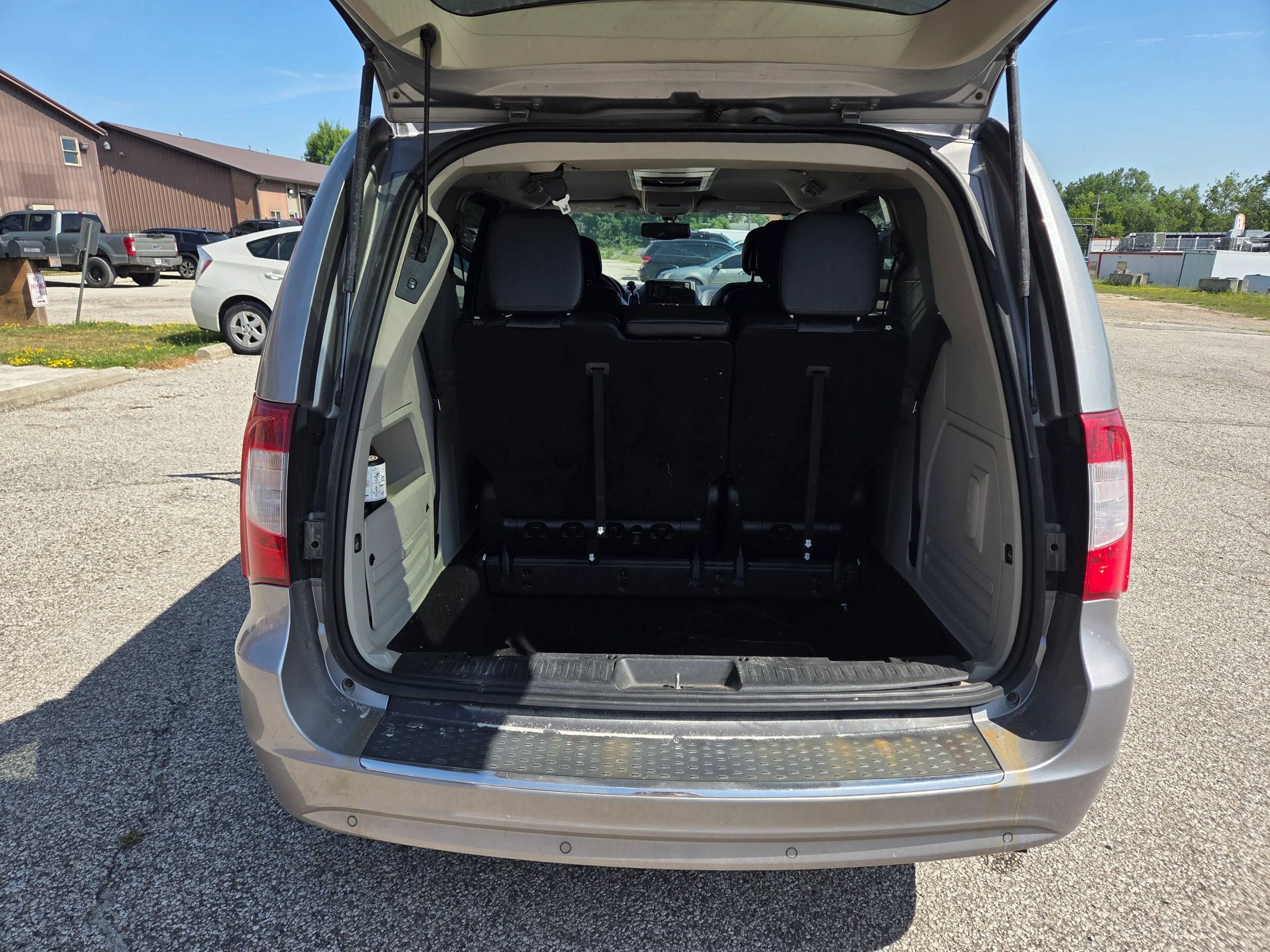 Used 2014 Chrysler Town & Country Touring-L FWD image 18