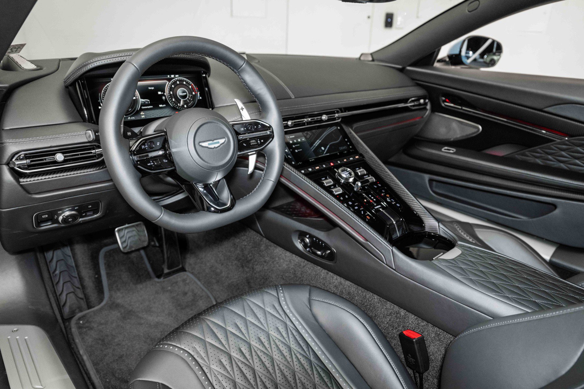 Used 2024 Aston Martin DB12 Coupe image 3
