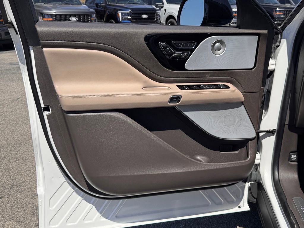 Used 2023 Lincoln Aviator Reserve w/ Equipment Group 201A image 16