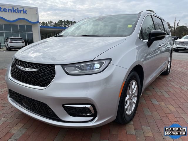 Used 2024 Chrysler Pacifica Touring-L image 1