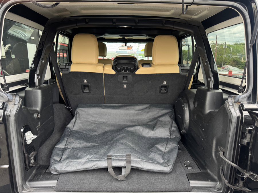 Used 2018 Jeep Wrangler Unlimited Sahara AWD/4WD image 31
