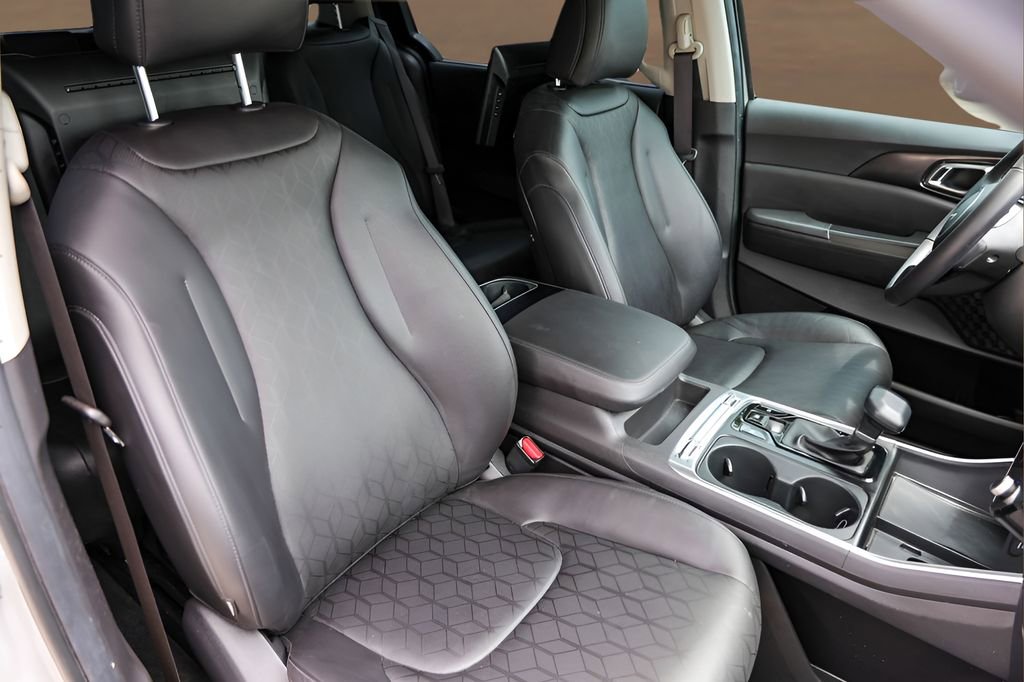 Used 2025 Kia Carnival SX FWD image 34