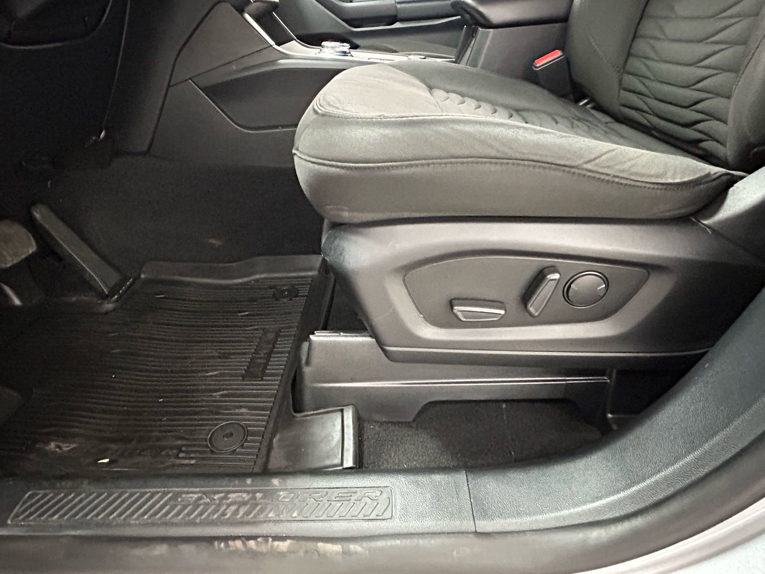 Used 2020 Ford Explorer XLT image 30