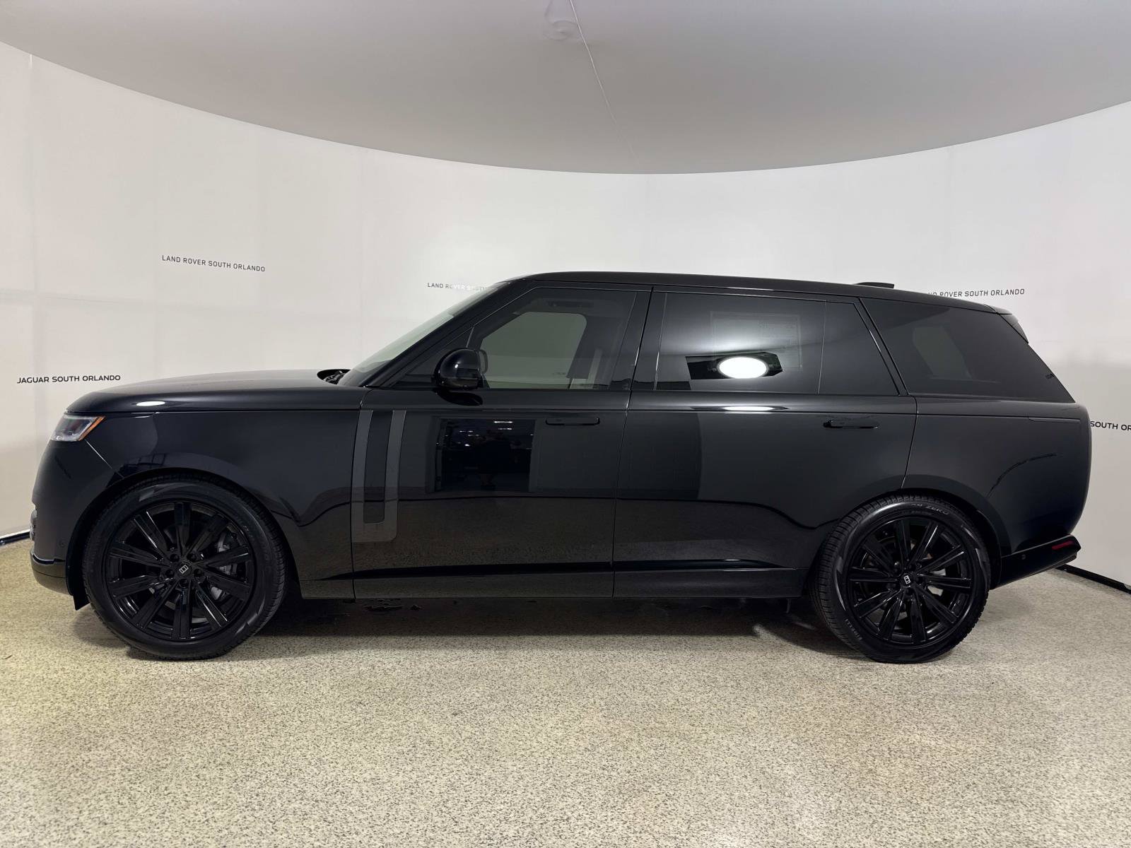 New 2027 Land Rover Range Rover Long Wheelbase SE AWD/4WD image 2