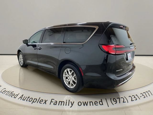 Used 2025 Chrysler Pacifica Select FWD image 3