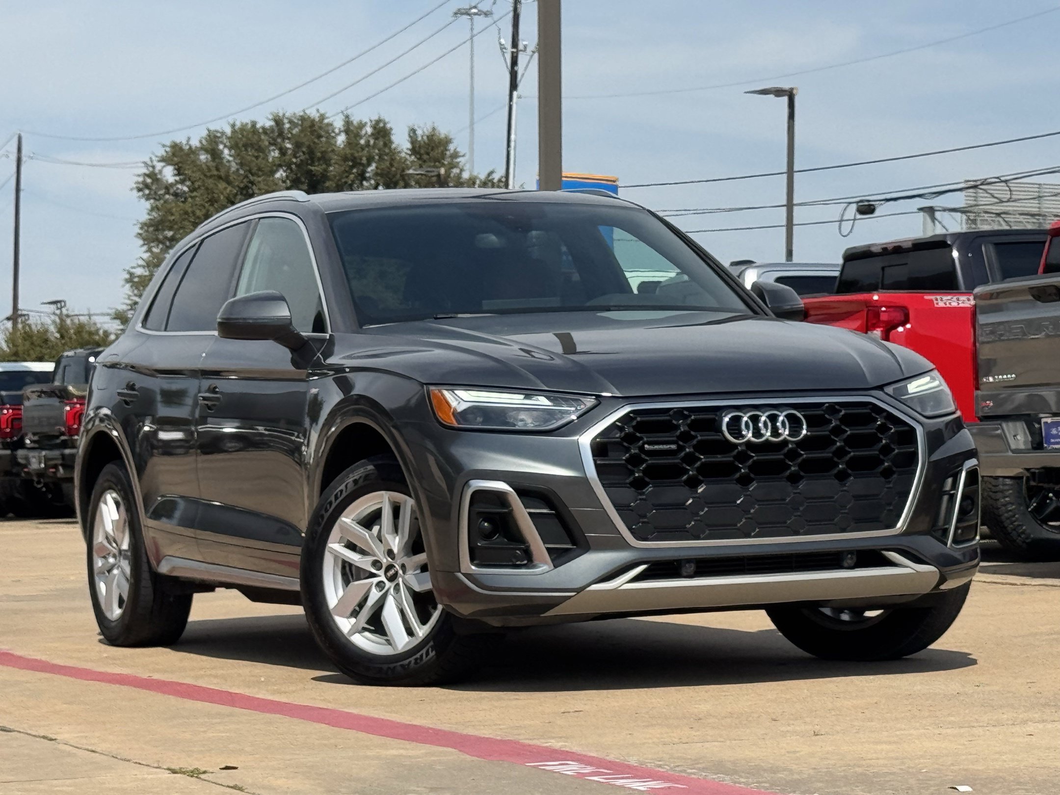 Used 2022 Audi Q5 2.0T Premium w/ Convenience Package AWD/4WD image 2