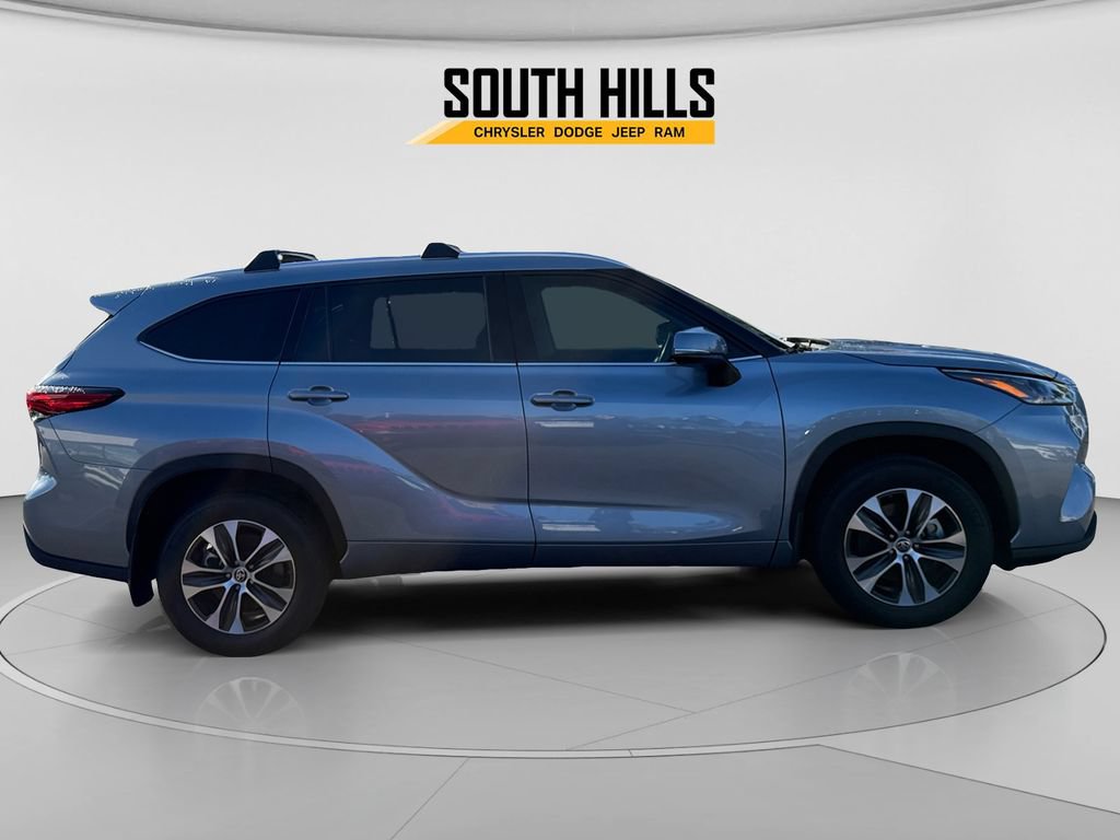 Used 2021 Toyota Highlander XLE AWD/4WD image 6