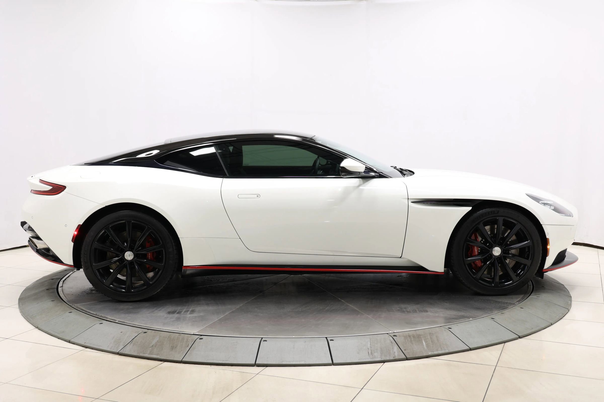 Used 2018 Aston Martin DB11 Coupe image 54