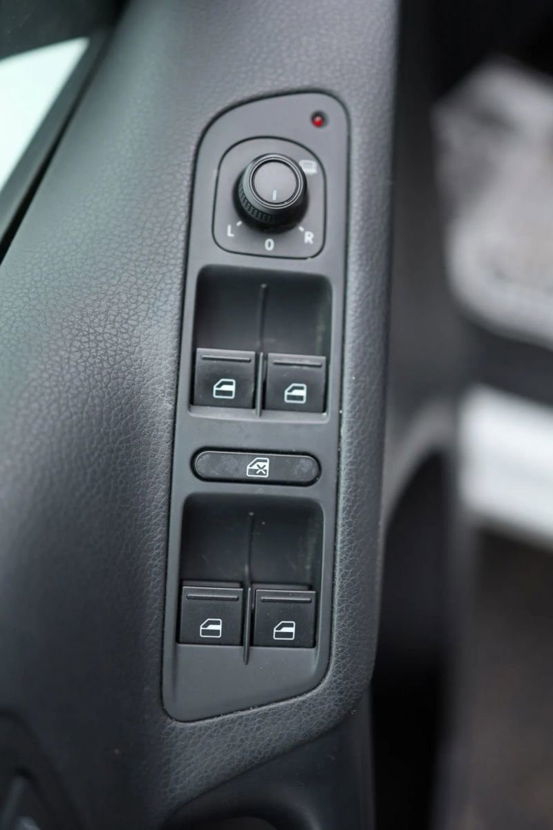 Used 2017 Volkswagen Tiguan S image 17