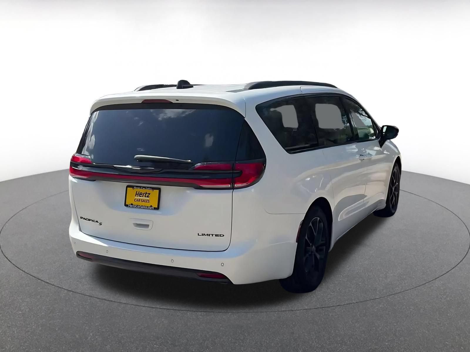 Used 2025 Chrysler Pacifica Limited FWD image 13