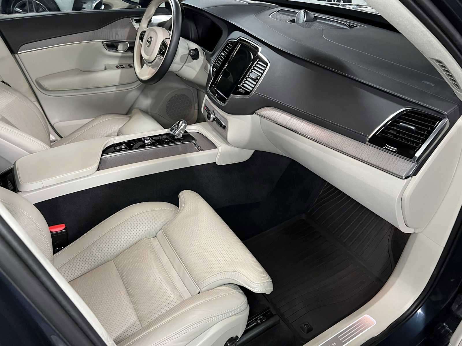 Used 2024 Volvo XC90 B6 Ultimate w/ Lounge Package image 11