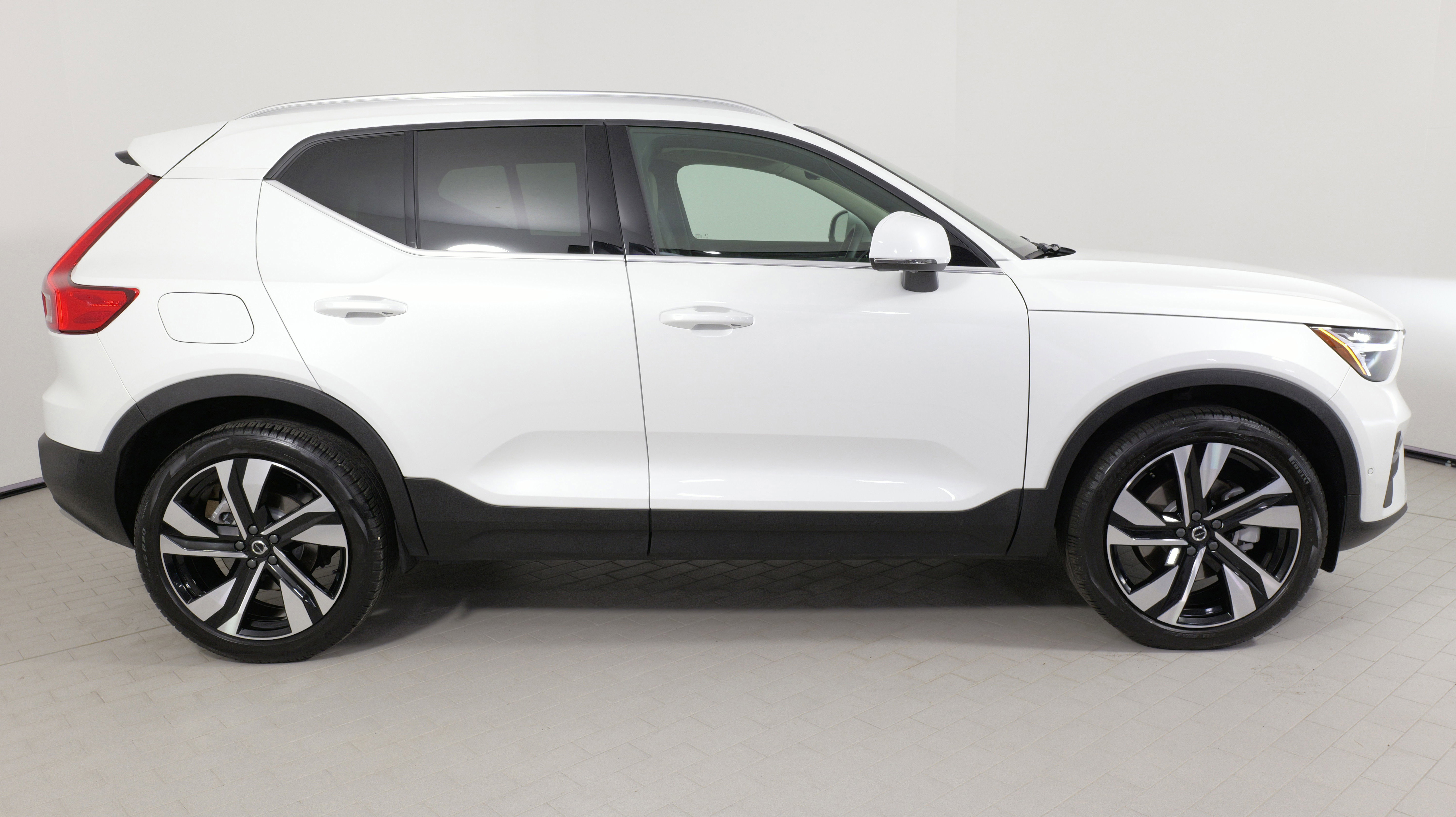 Used 2024 Volvo XC40 B5 Plus w/ Climate Package image 9