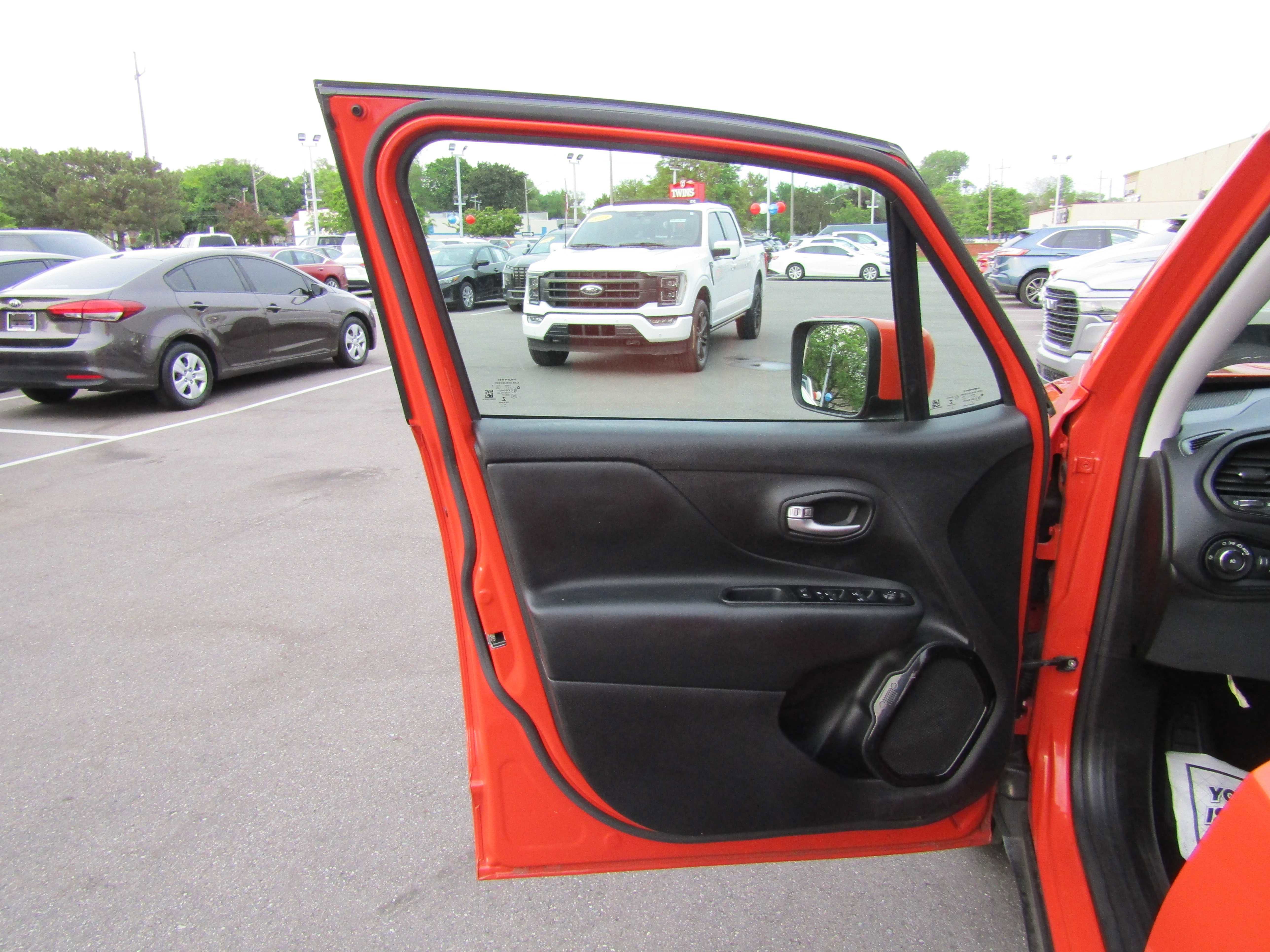 Used 2020 Jeep Renegade Altitude FWD image 8